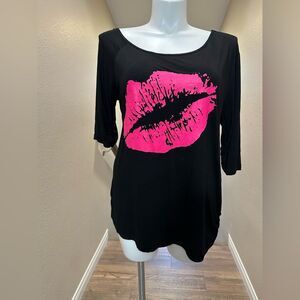 Magic MK 3X Womans Hot Pink Lips Black Top